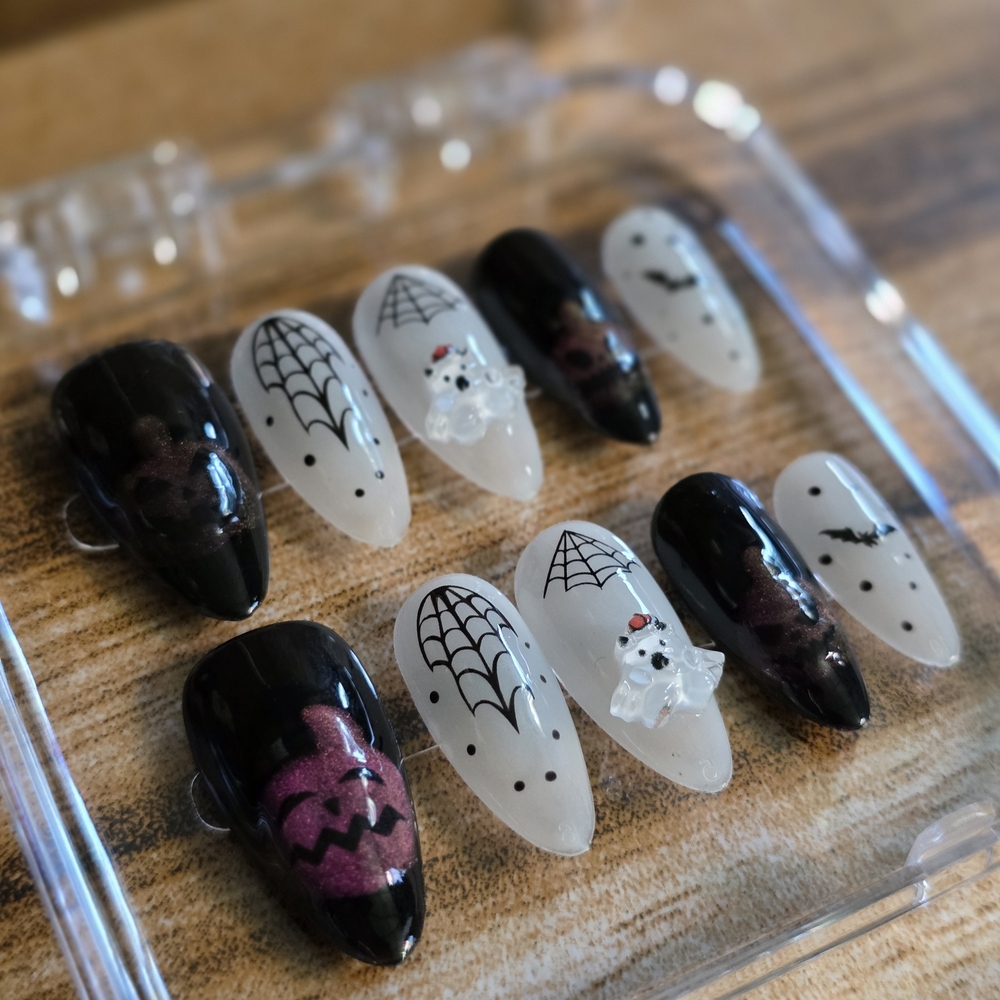 21. Halloween Ghosts And Pumpkin Press-On Nails